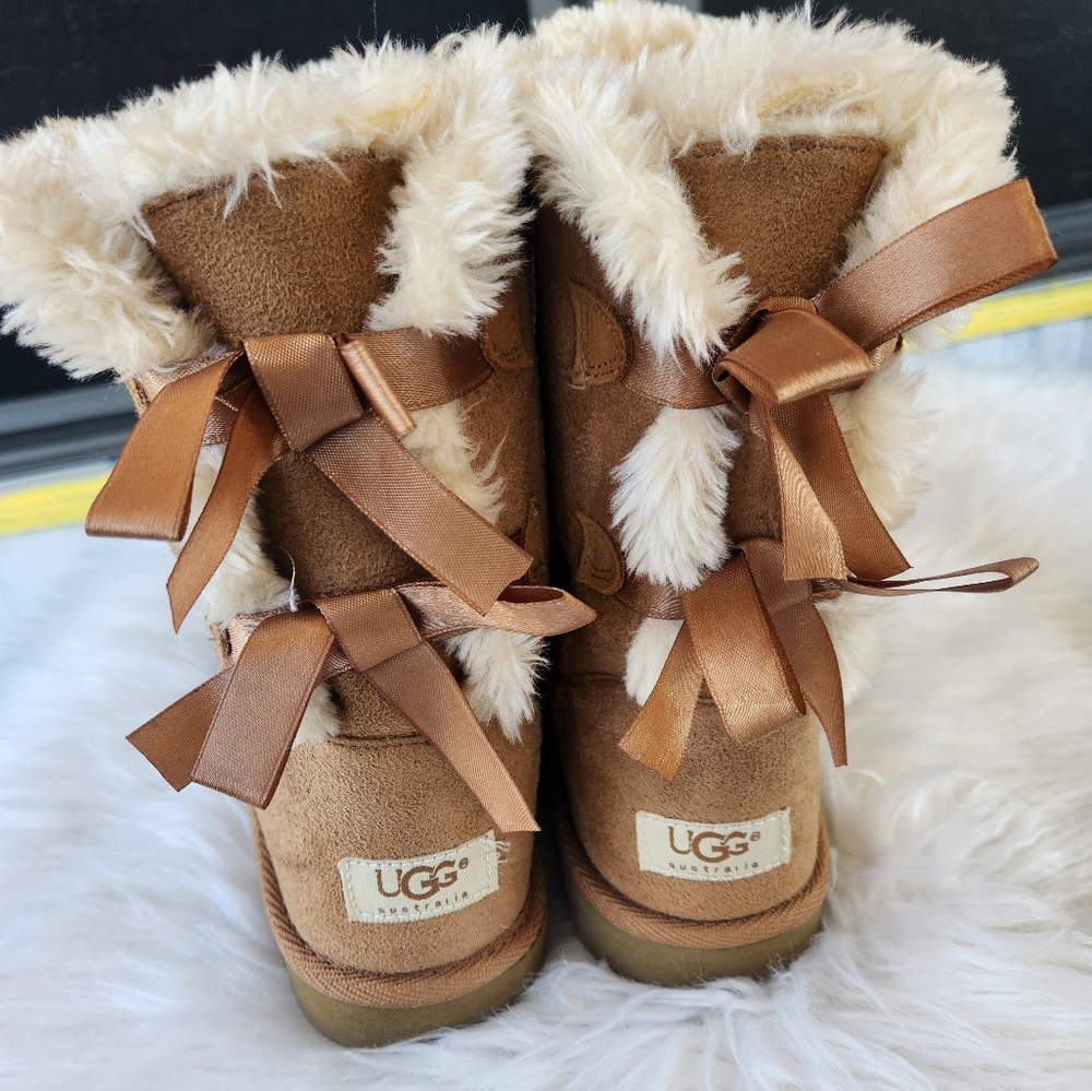 UGG Bailey Bow Boots, short, Chestnut in color Women's size 7 W